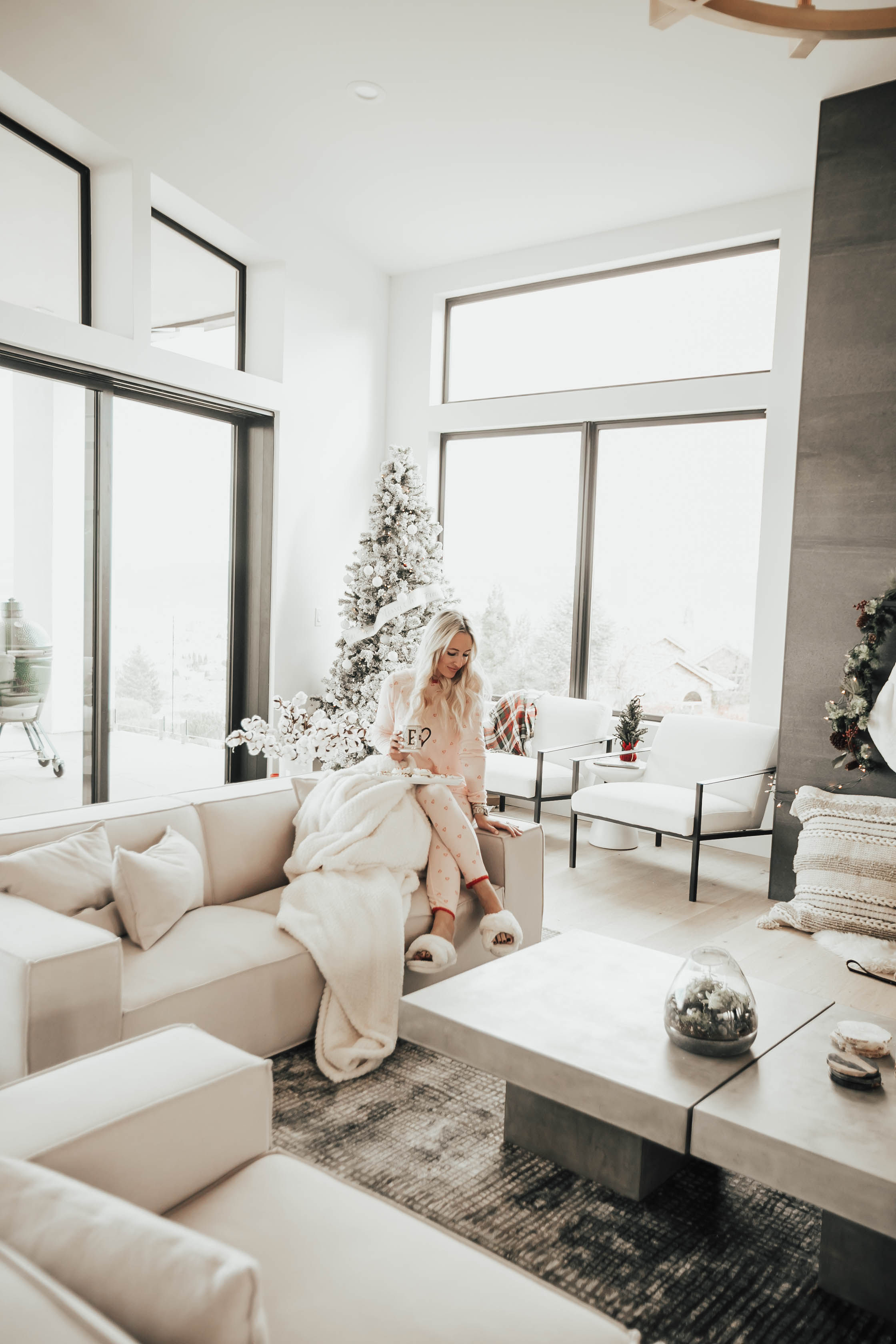 Ashley Zeal and Emily Wieczorek of The Ash and Em blog share all their favorite simple holiday decor for 2020!